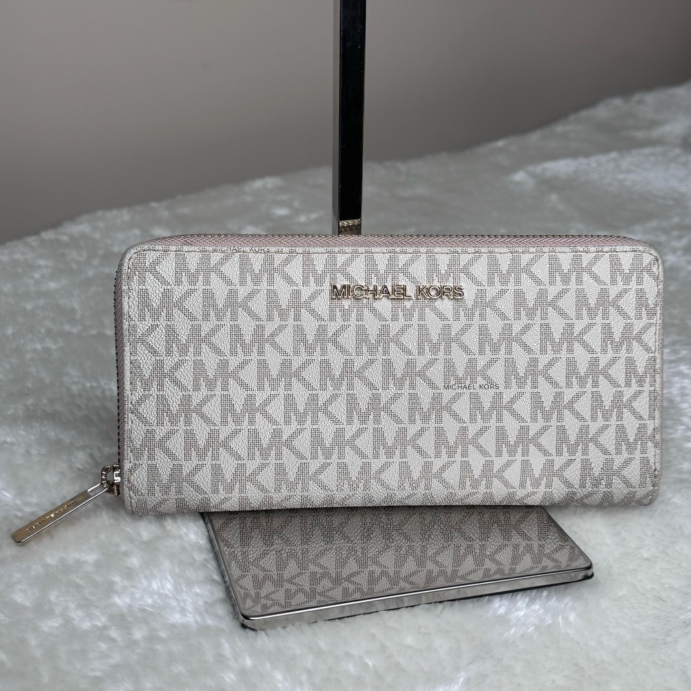 Michael Kors Jet Set Travel Zippy Wallet - Picture 3 of 14